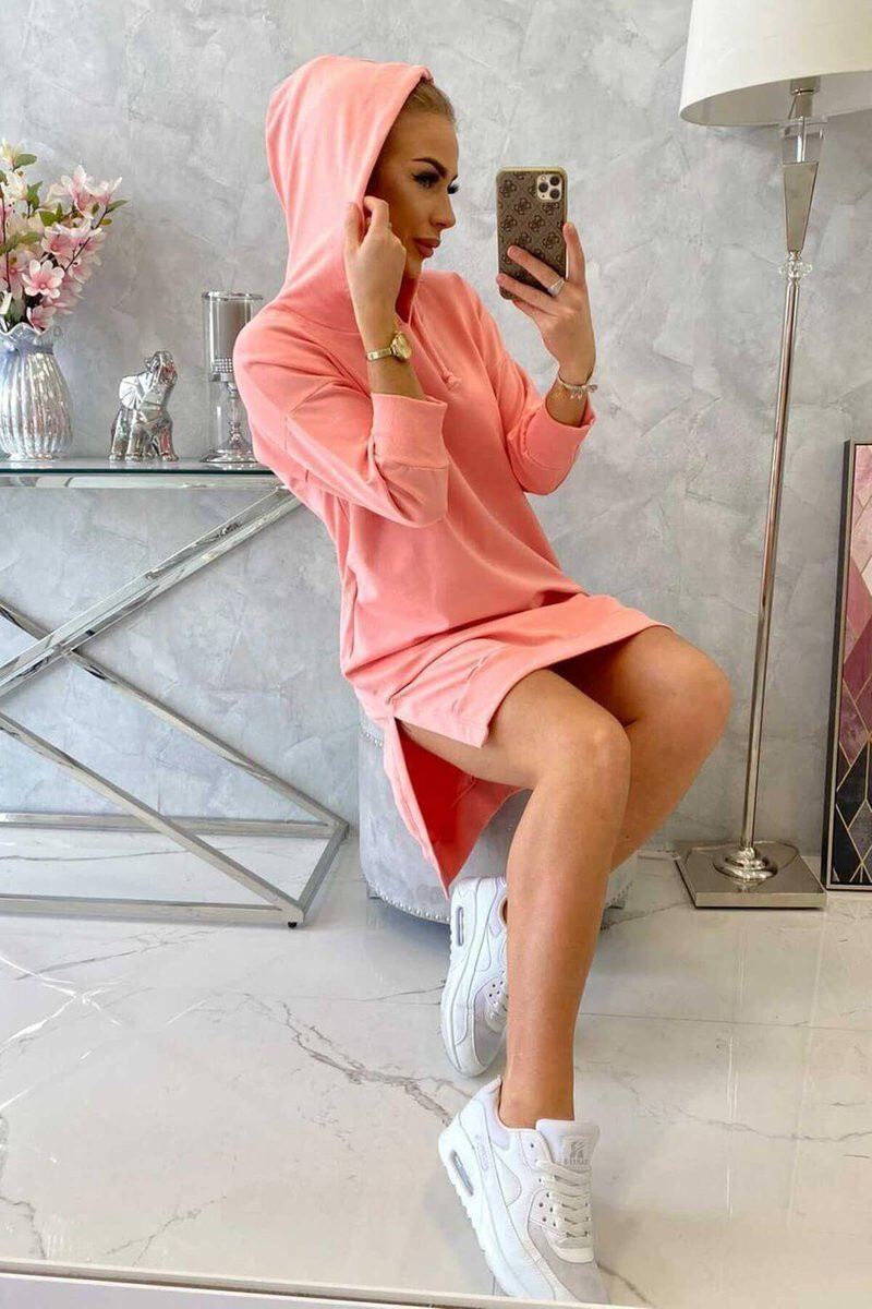 K-Fashion Šaty s kapucňou a dlhším chrbtom v marhuľovej farbe