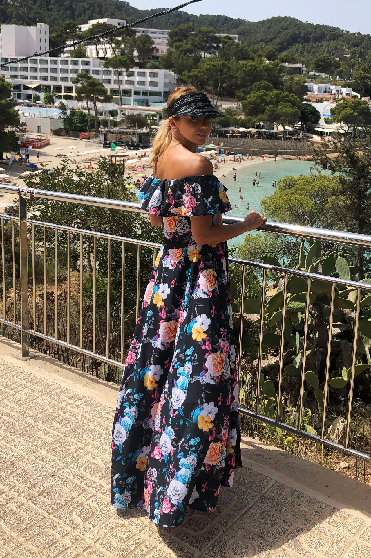 Numoco Dlhé šaty s volánmi - čierna + farebné kvety 194-3