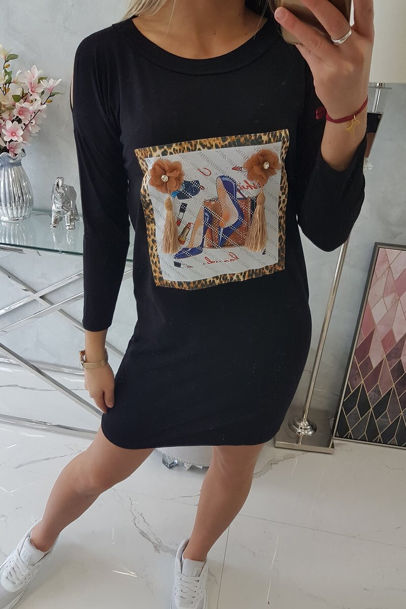 K-Fashion Šaty s 3D grafikou a ozdobnými volánikmi čiernej farby