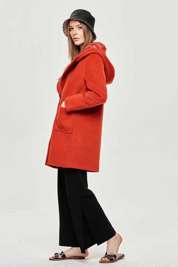 Ann Gissy Krátky červený dámsky kabát s kapucňou (GSQ2311)