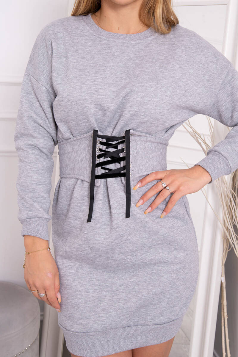 K-Fashion Zateplené šaty s ozdobným pásikom šedej