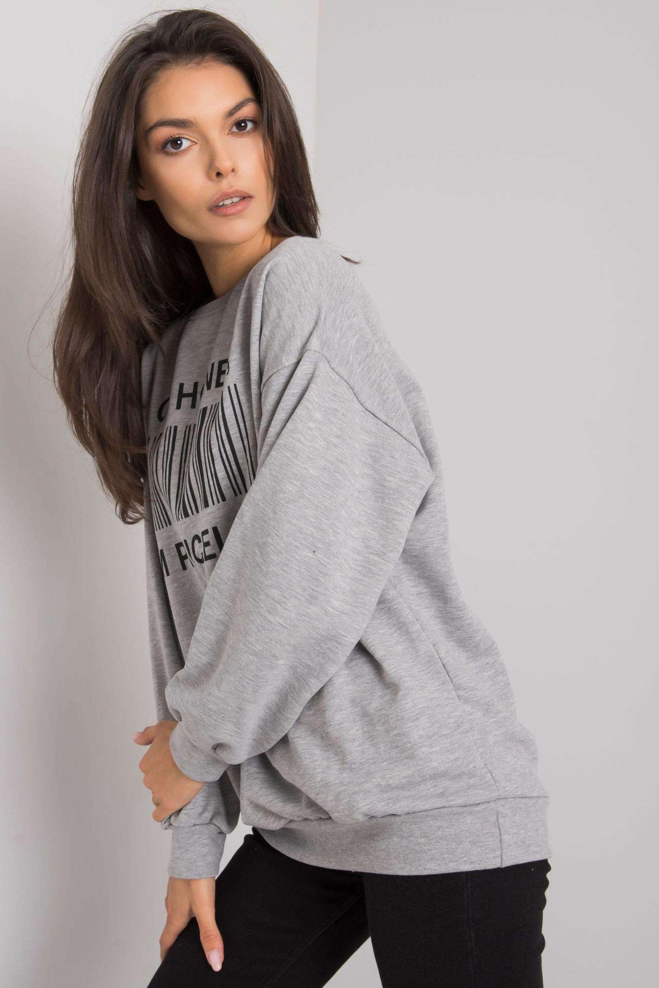 MladaModa Oversize mikina Basile s potlačou šedá