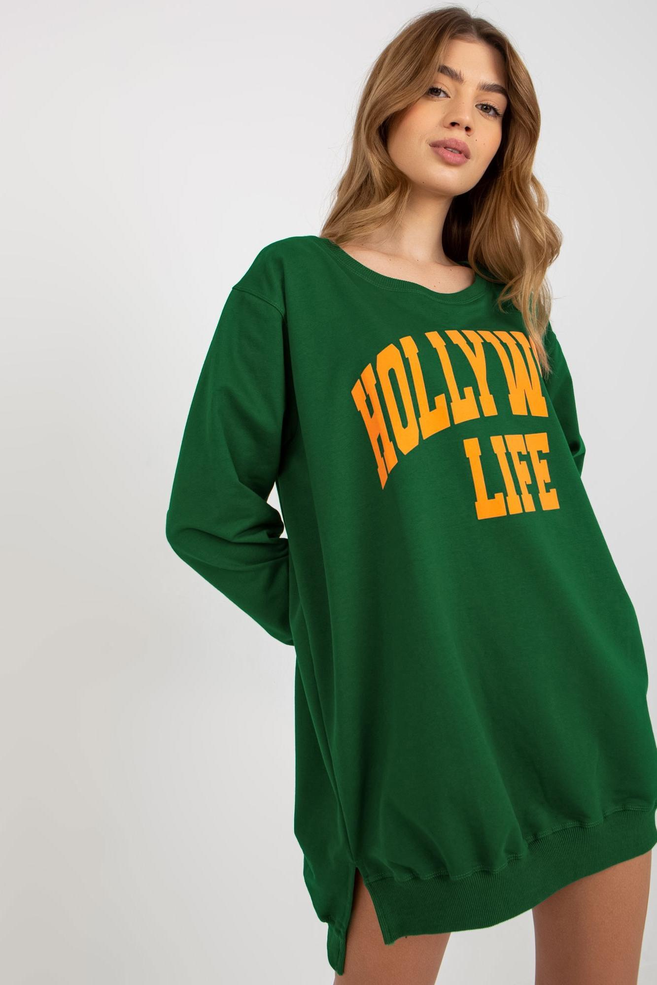 MladaModa Mikina s predlženou zadnou časťou a nápisom Hollywood Life tmavozelená+oranžová