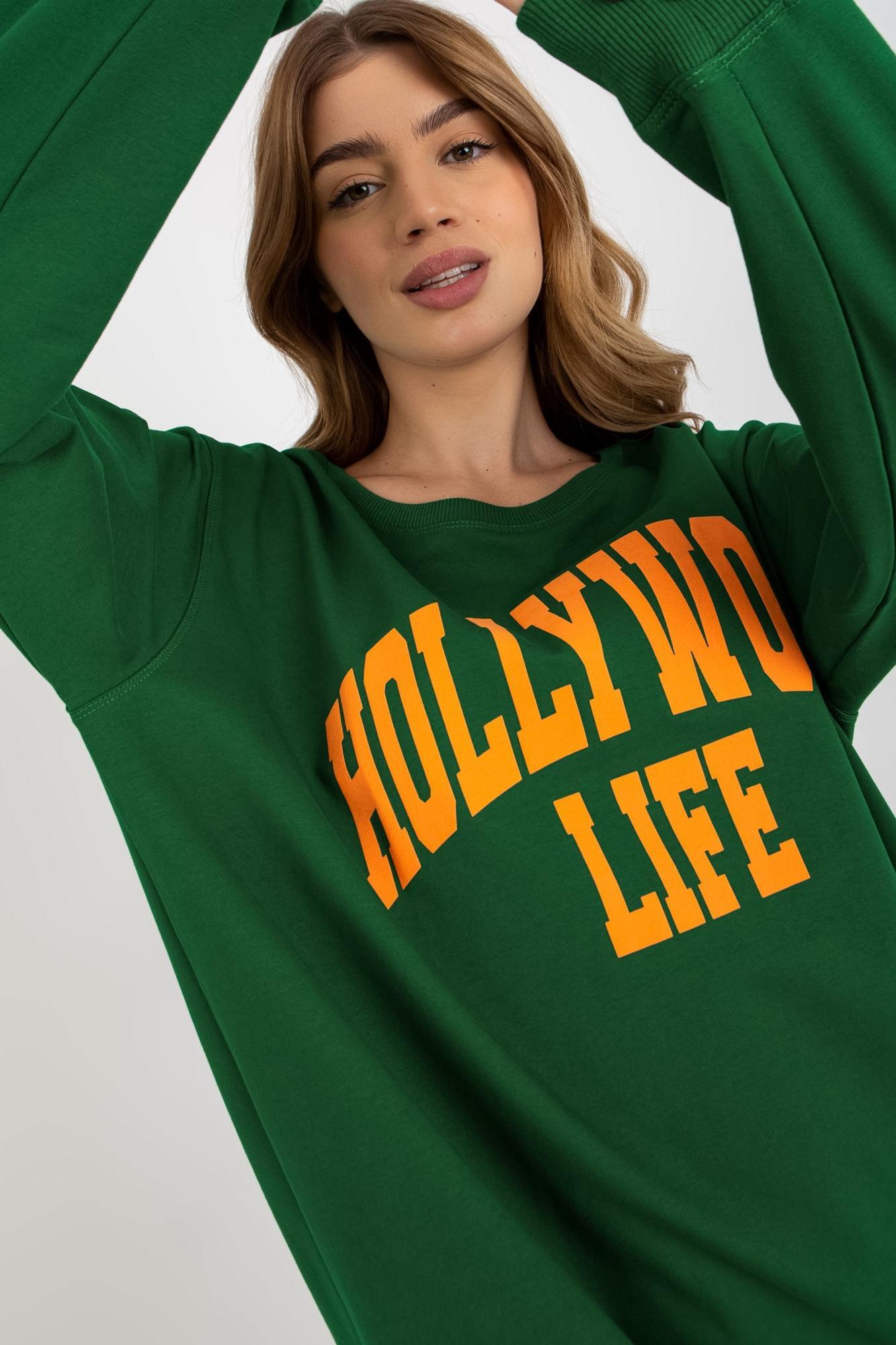 MladaModa Mikina s predlženou zadnou časťou a nápisom Hollywood Life tmavozelená+oranžová