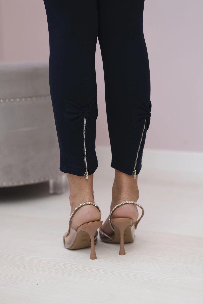 MladaModa Bavlnené nohavice s mašličkou model 3695 farba námornícka modrá