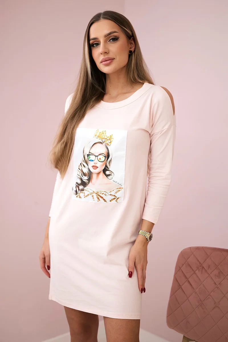 Šaty 66827 s grafikou dievčaťa v 3D okuliaroch