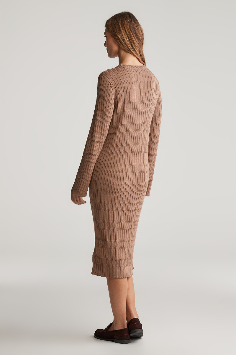 ŠATY GANT TEXTURED KNIT DRESS ROASTED WALNUT