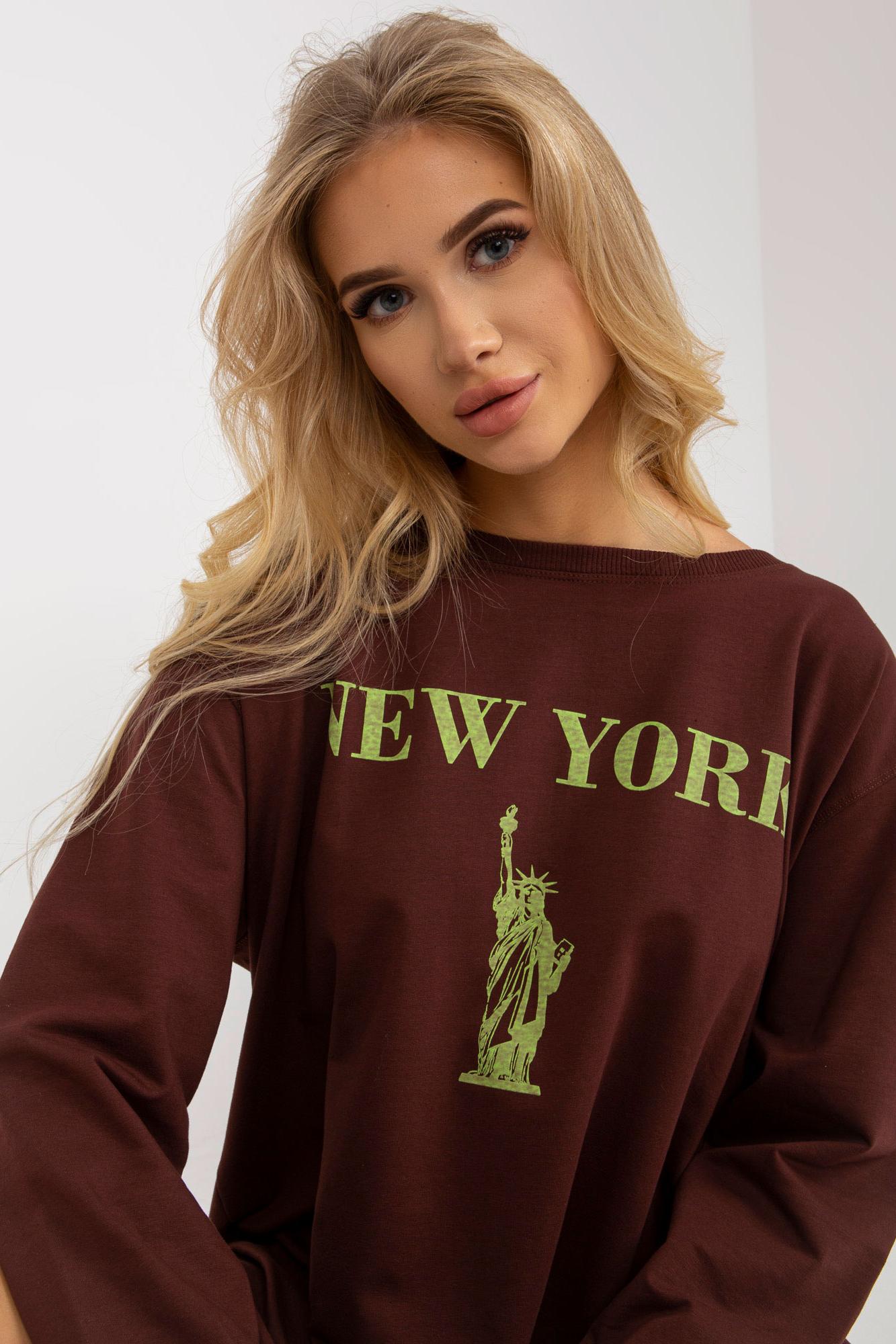 MladaModa Predĺžená mikina s potlačou model 21215 hnedá + žltá