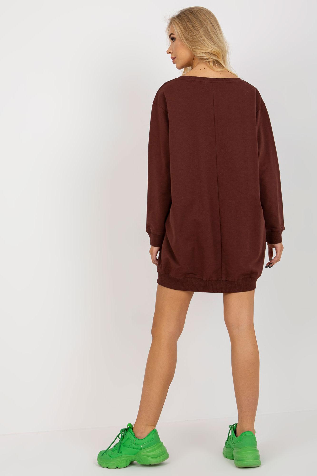 MladaModa Predĺžená mikina s potlačou model 21215 hnedá + žltá