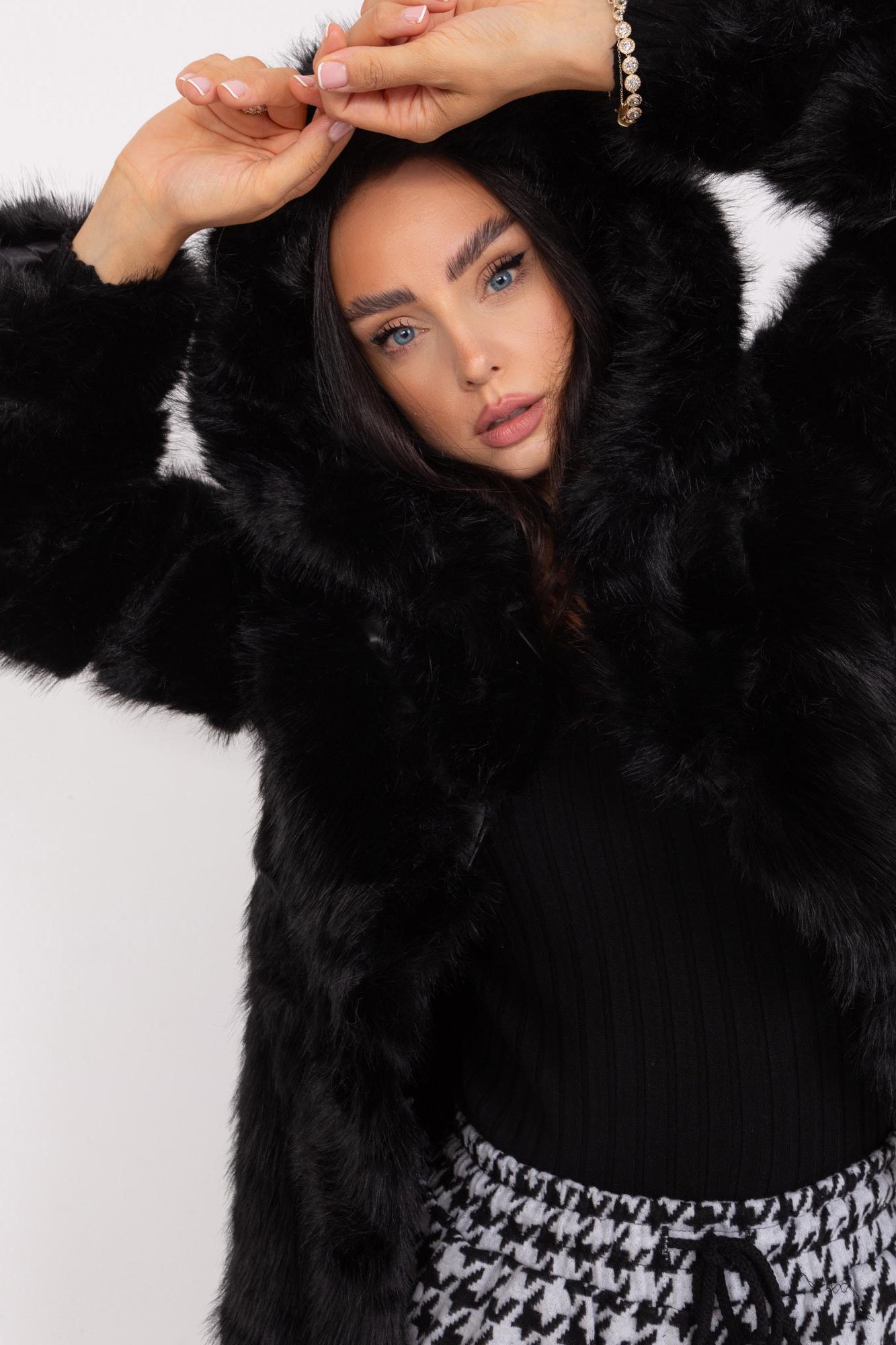 MladaModa Prechodná kožušinková bunda s kapucňou model 38600 čierna