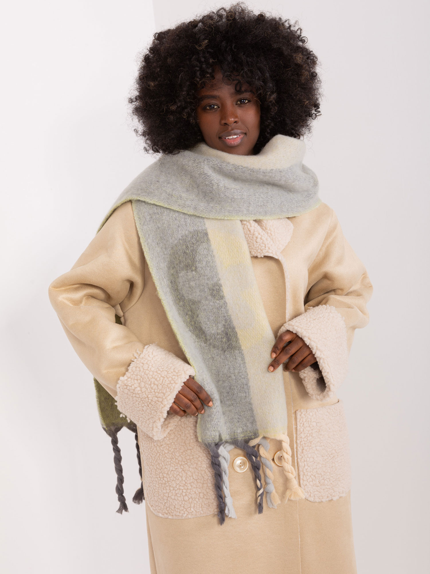 ITALY MODA Svetlozelený šál s vrkočmi a vzormi -AT-SZ-2316.79-light green