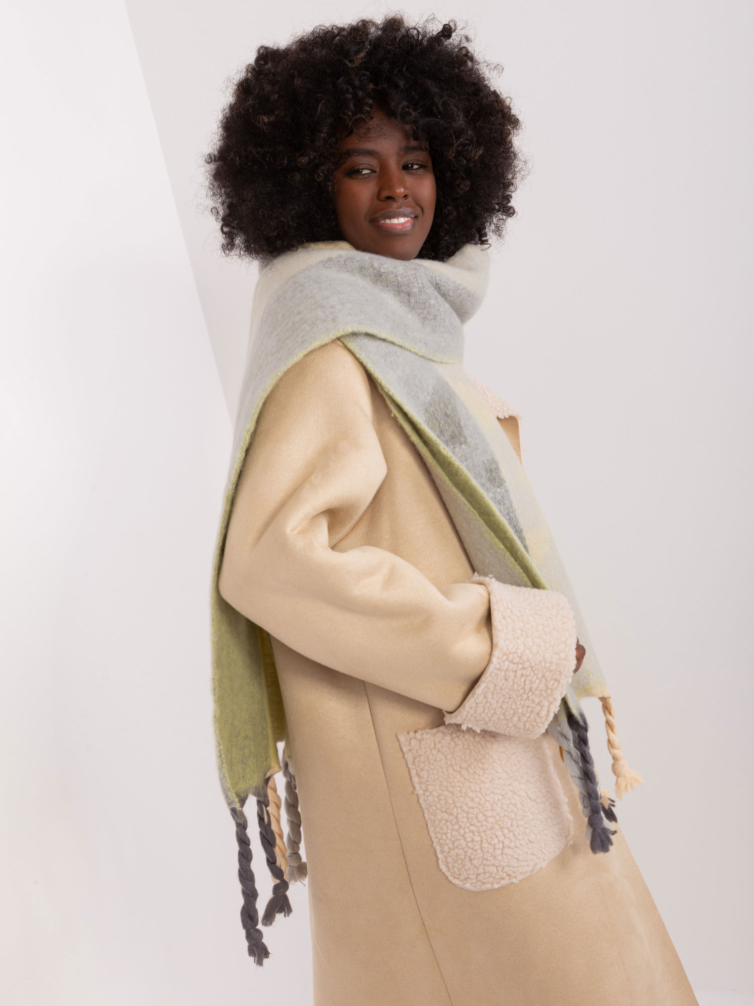 ITALY MODA Svetlozelený šál s vrkočmi a vzormi -AT-SZ-2316.79-light green