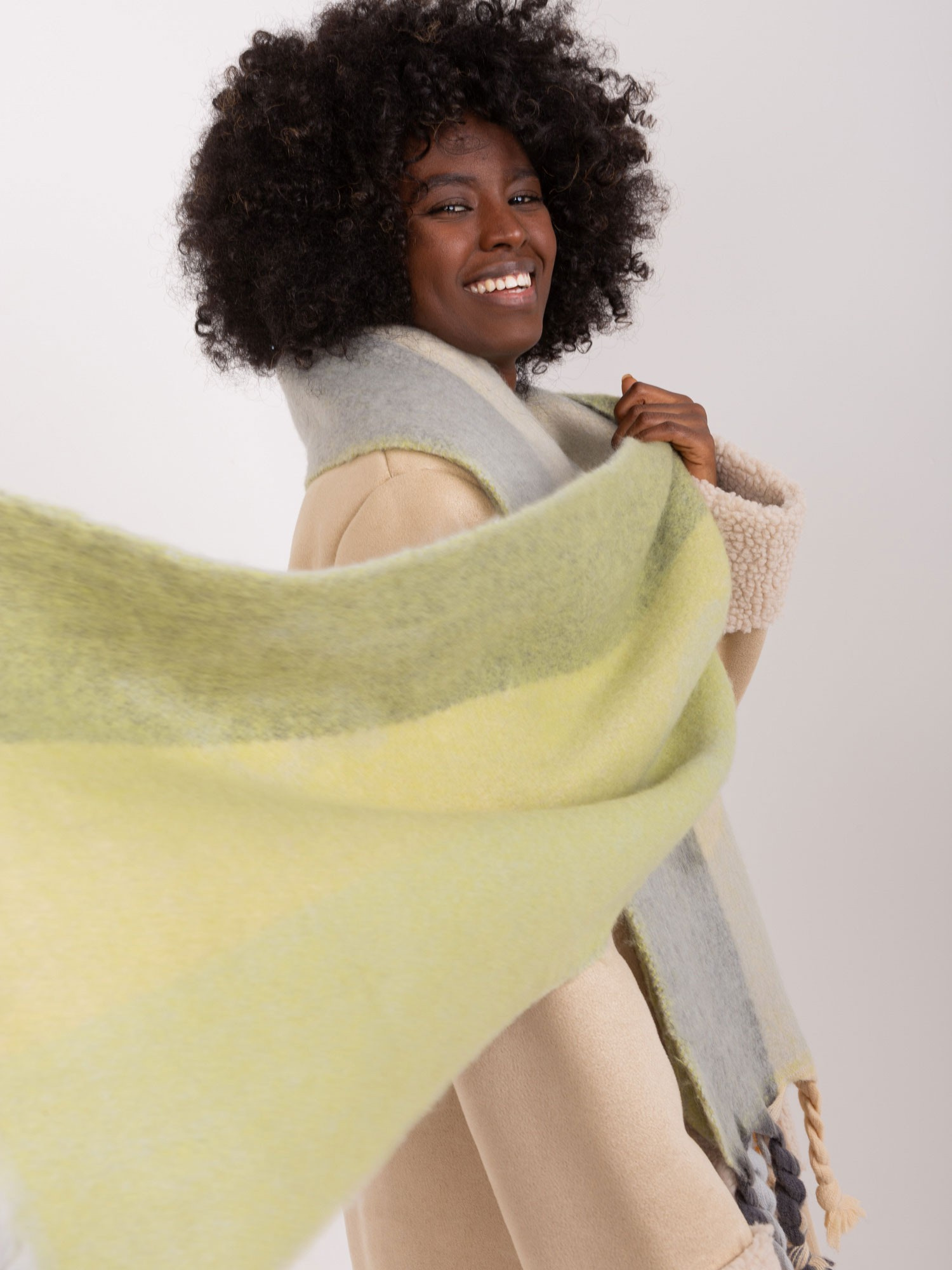 ITALY MODA Svetlozelený šál s vrkočmi a vzormi -AT-SZ-2316.79-light green