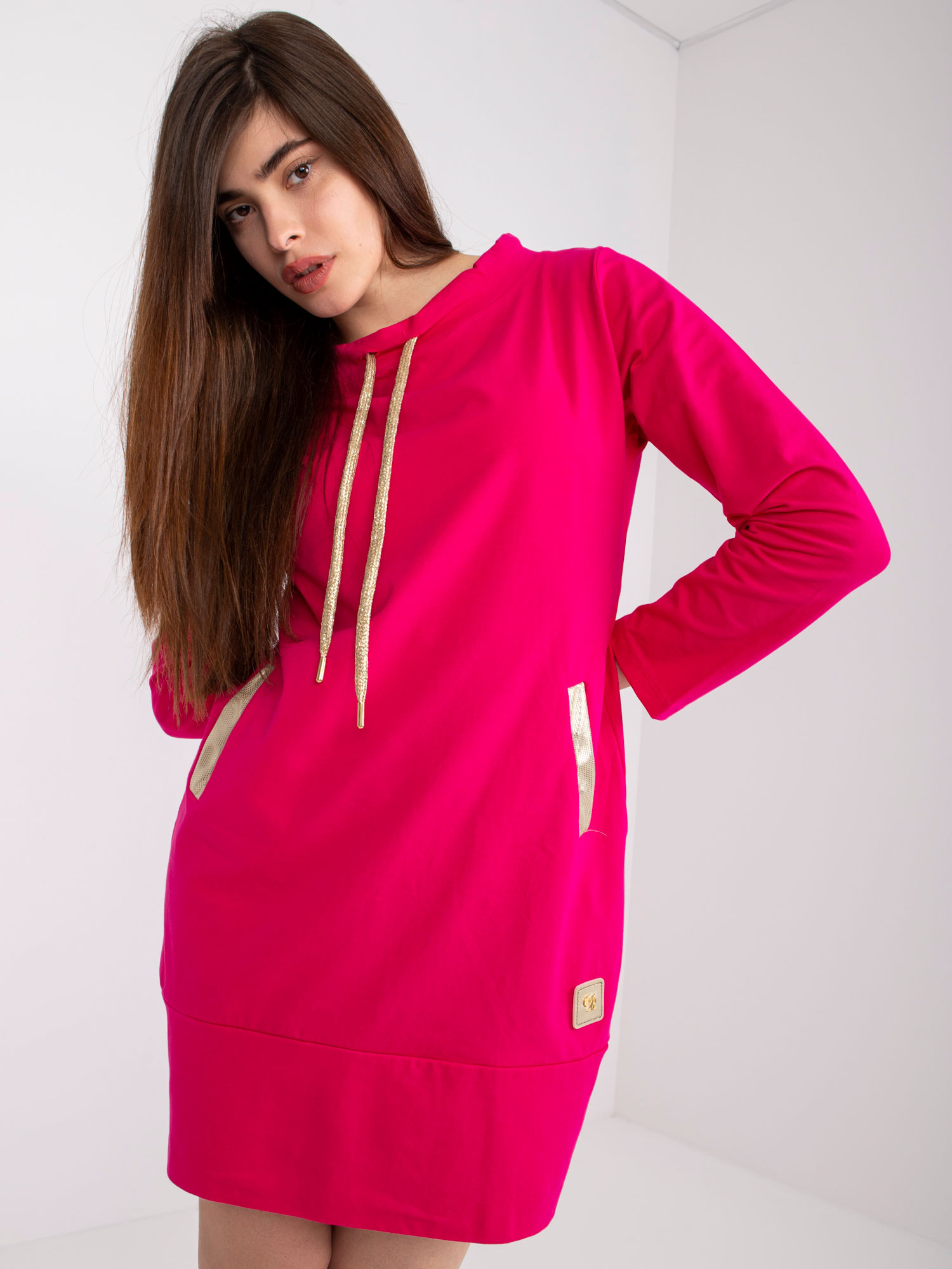 RELEVANCE Fuchsiové mikinové šaty Holly so zlatými detailmi -RV-SK-6067.15X-fuchsia pink