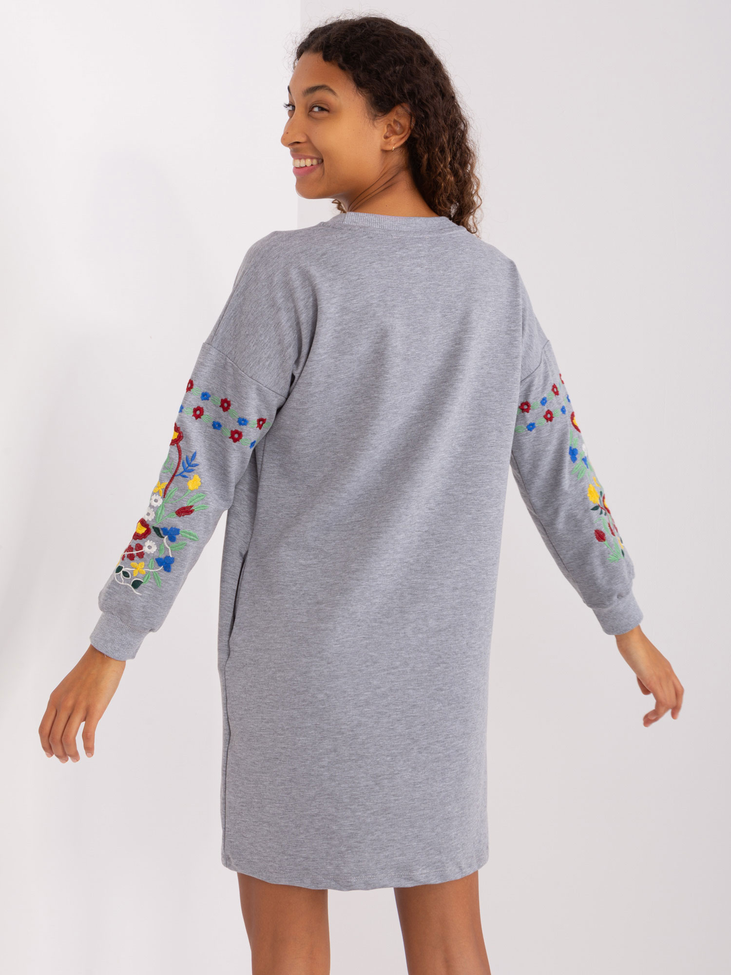 RUE PARIS Sivé mikinové šaty s vyšívaním RV-SK-8979.94P-grey