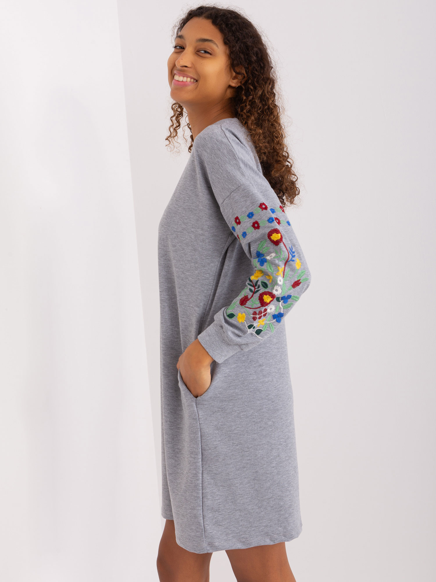 RUE PARIS Sivé mikinové šaty s vyšívaním RV-SK-8979.94P-grey