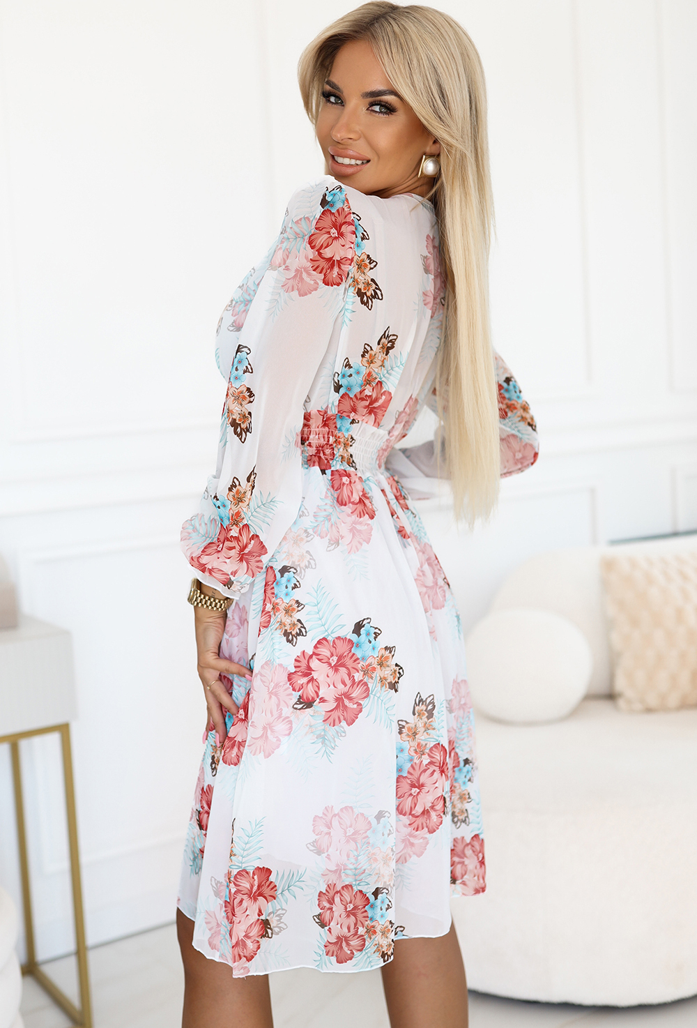 NUMOCO Biele kvetované šifónové šaty s výstrihom DOLORES 388-3