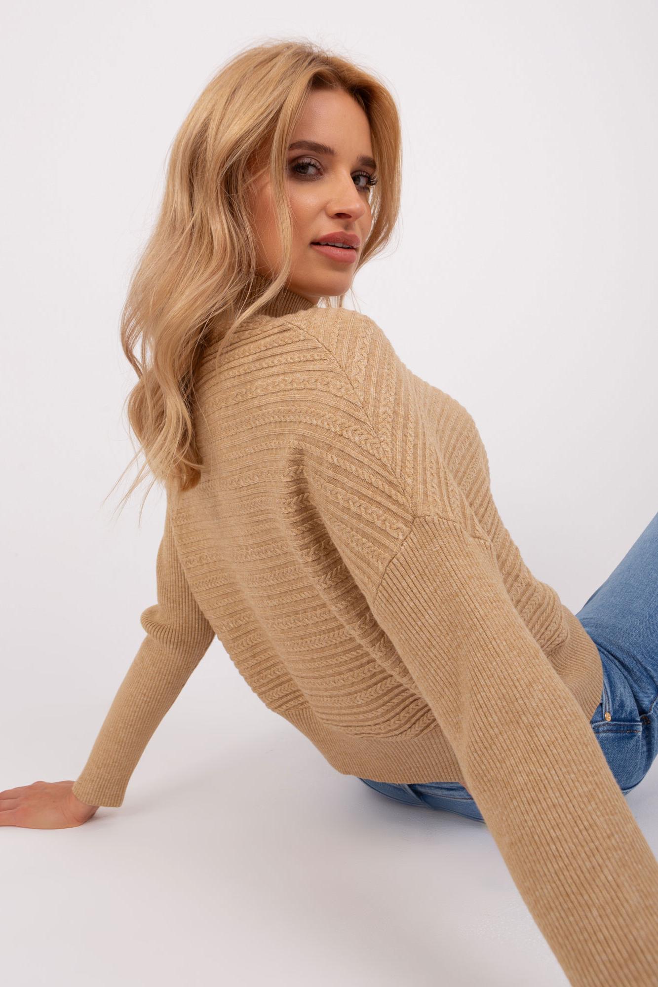 MladaModa Asymetrický sveter s netopierími rukávmi model 36836 farba camel