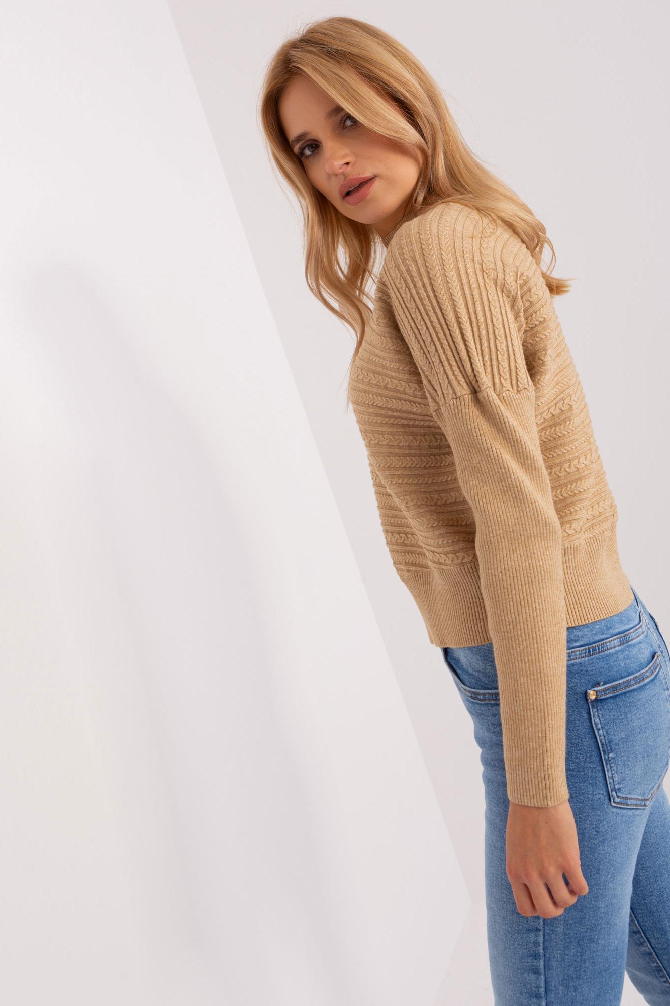 MladaModa Asymetrický sveter s netopierími rukávmi model 36836 farba camel