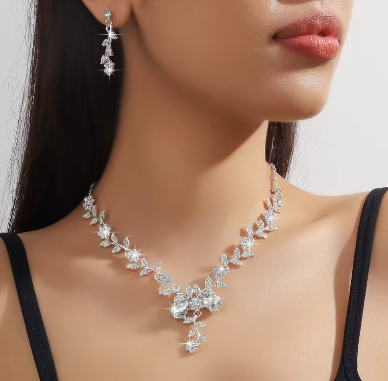 B-TOP Elegantná 2dielna súprava náušníc a náhrdelníka s kryštálovými kvetmi