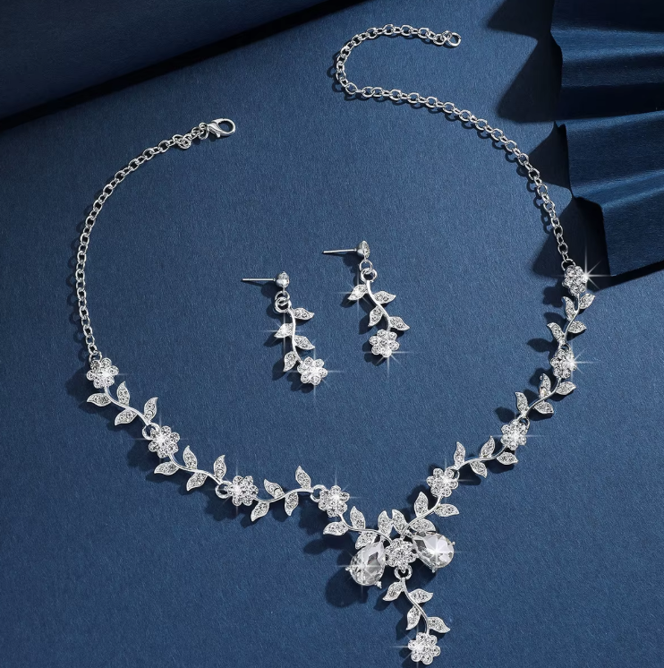 B-TOP Elegantná 2dielna súprava náušníc a náhrdelníka s kryštálovými kvetmi