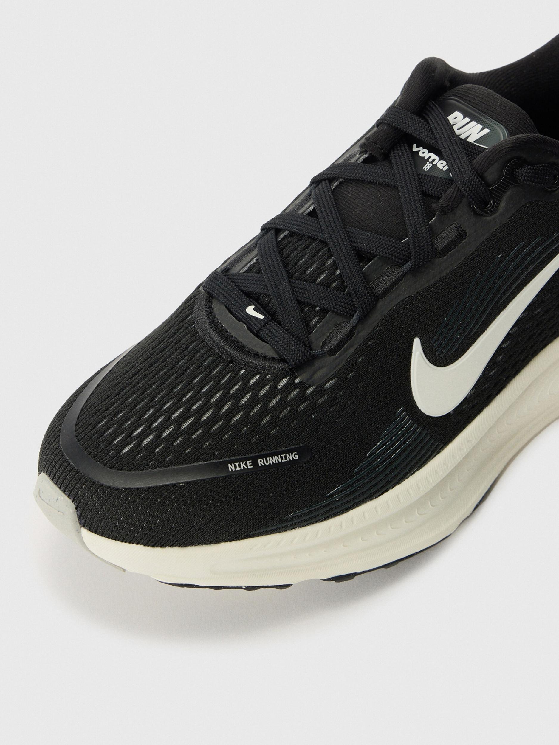 NIKE Športová obuv 'VOMERO 18' čierna / biela