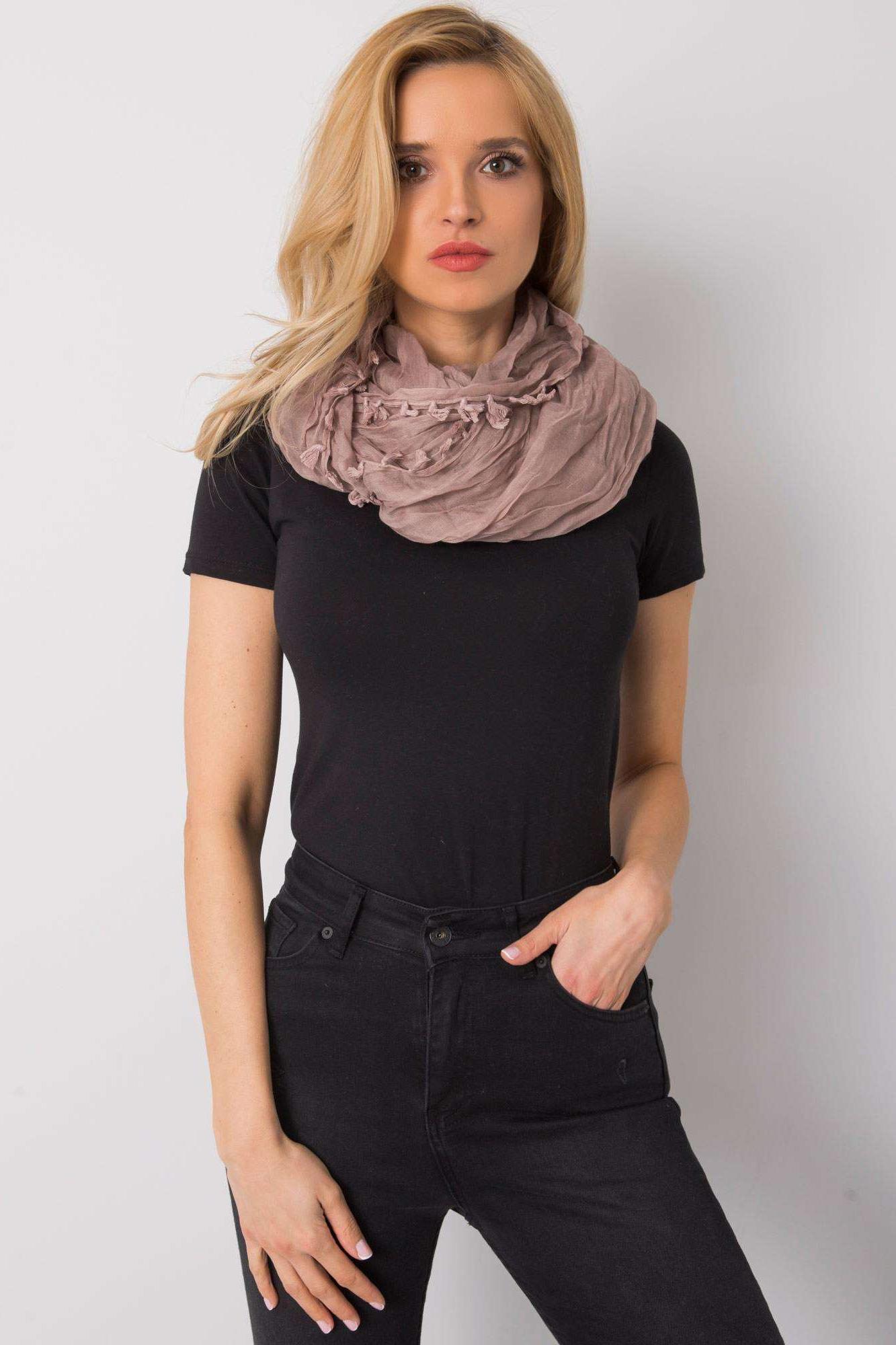 MladaModa Nariasená šatka so strapcami model 48172 hnedá