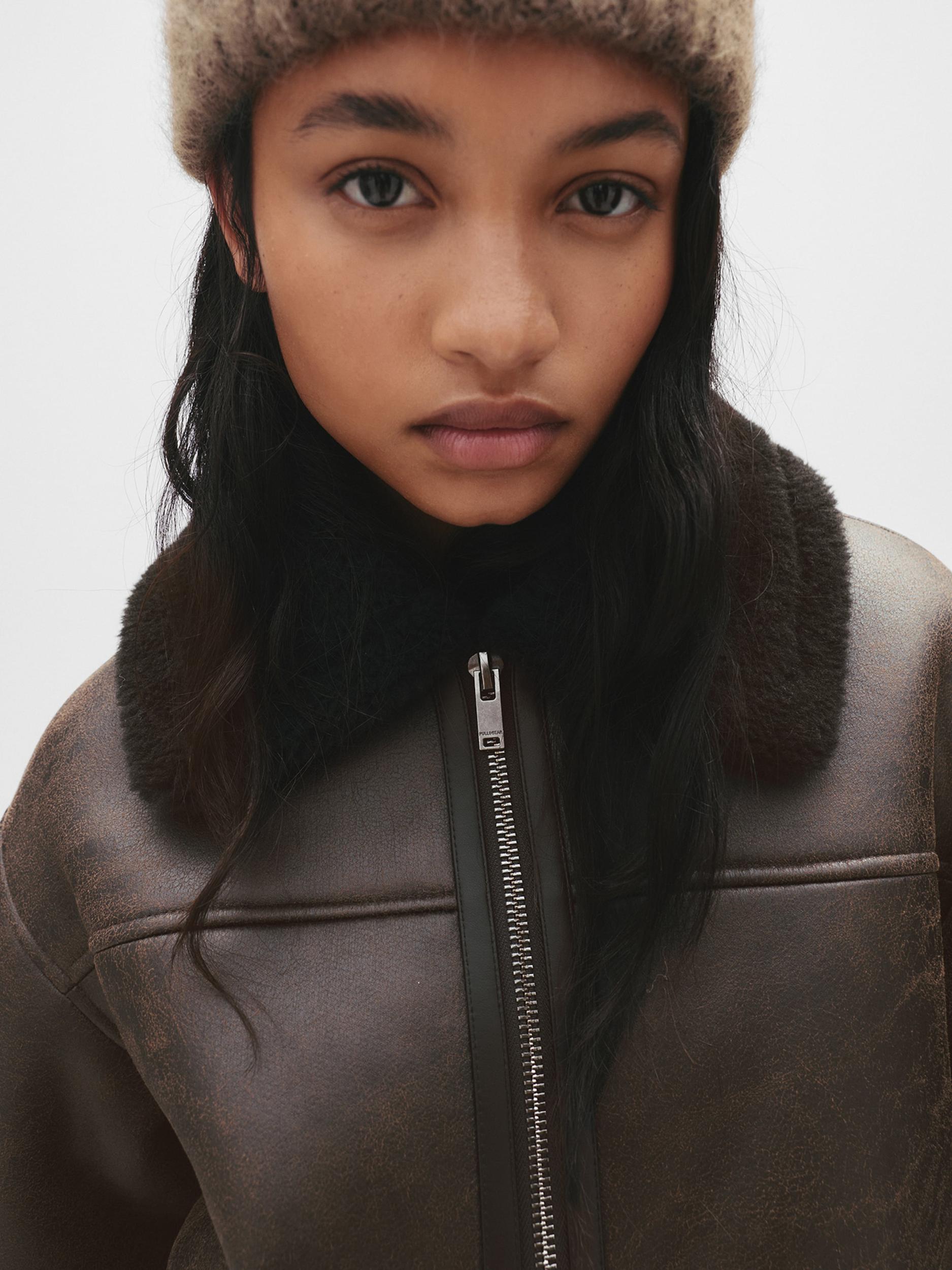 Pull&Bear Prechodná bunda tmavohnedá