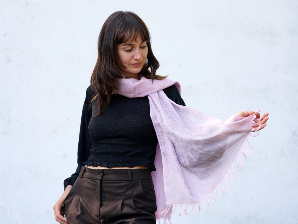 Pranita Hodvábny šál z Váránasí svetloružovo-svetlošedý