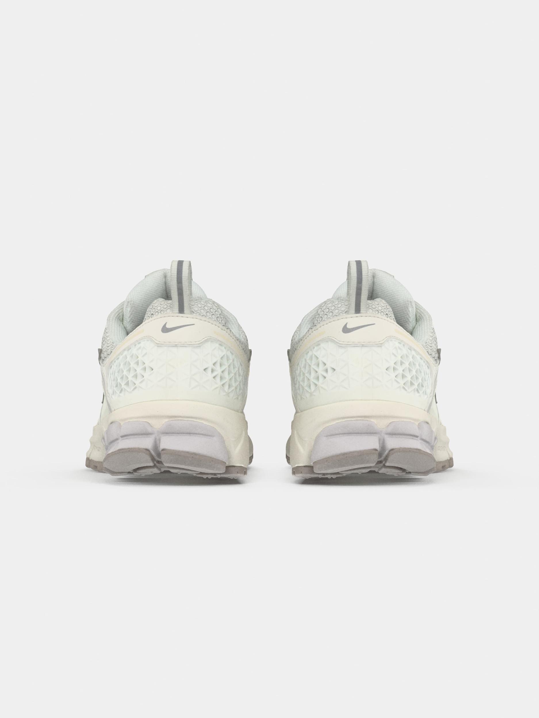 Nike Sportswear Tenisky 'Zoom Vomero 5' striebornosivá / šedobiela