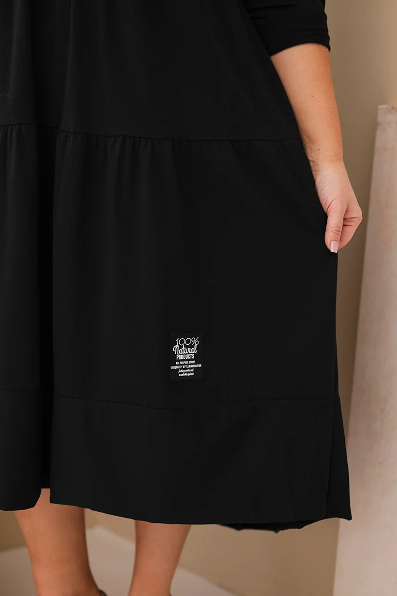 K-Fashion Dámske bavlnené plus veľkosť šaty s volánikmi a volánovými rukávmi čierne