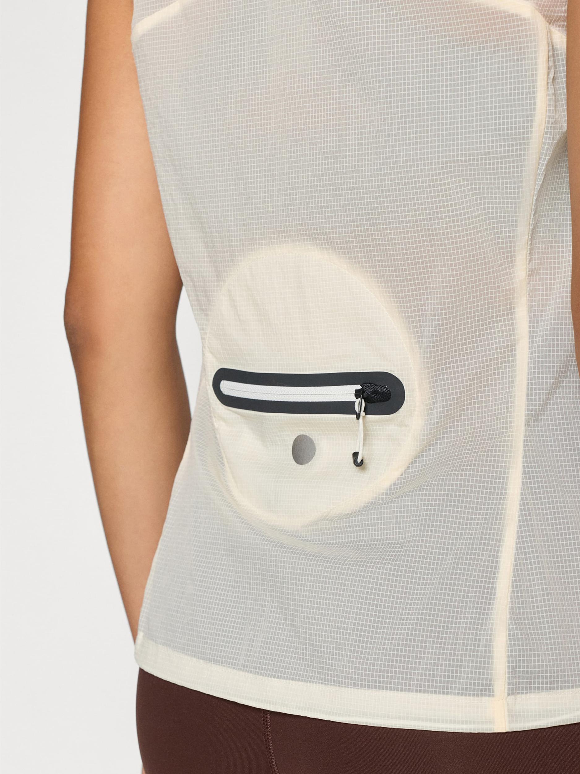 ASICS Športová vesta 'METARUN' čierna / perlovo biela