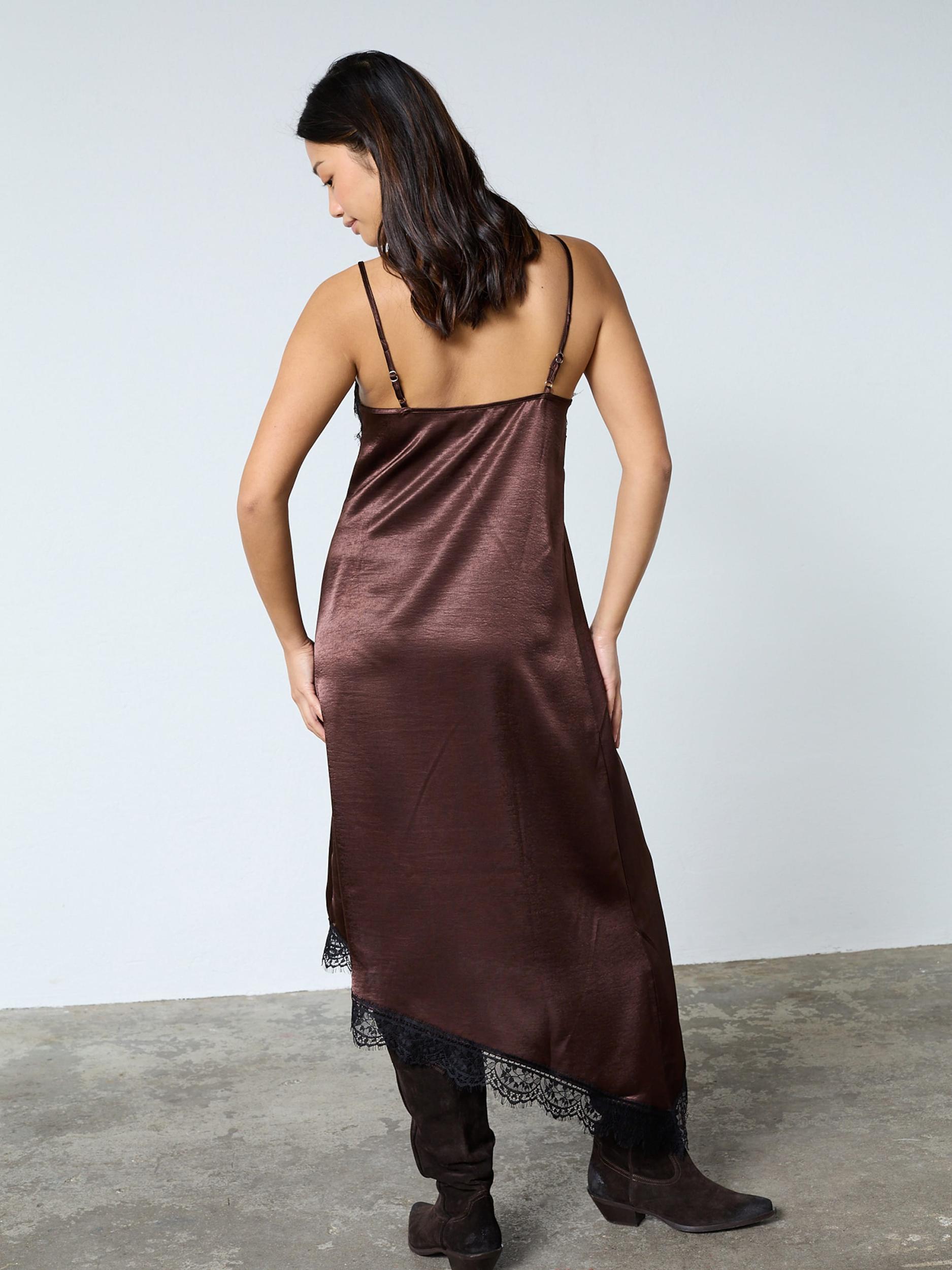 SISTERS POINT Šaty 'ELLEN' tmavohnedá / čierna