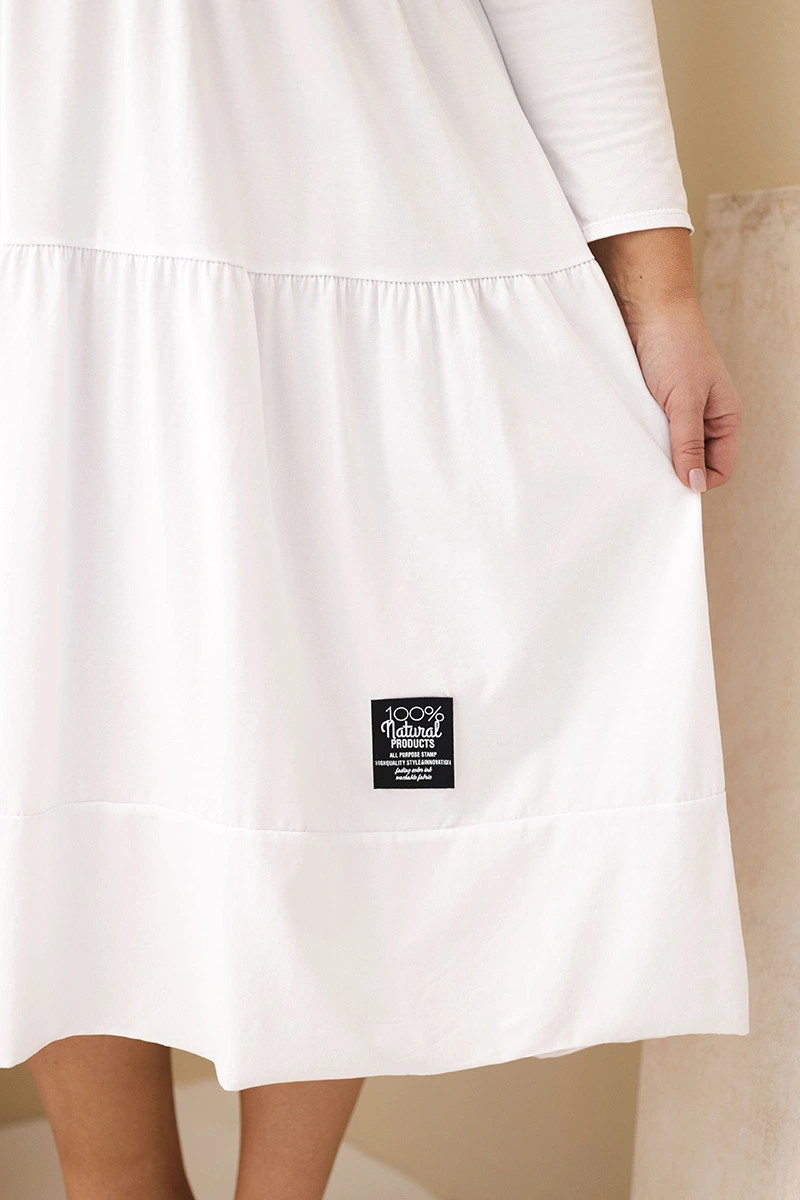 K-Fashion Dámske bavlnené šaty s volánmi a volánovými rukávmi v bielej farbe