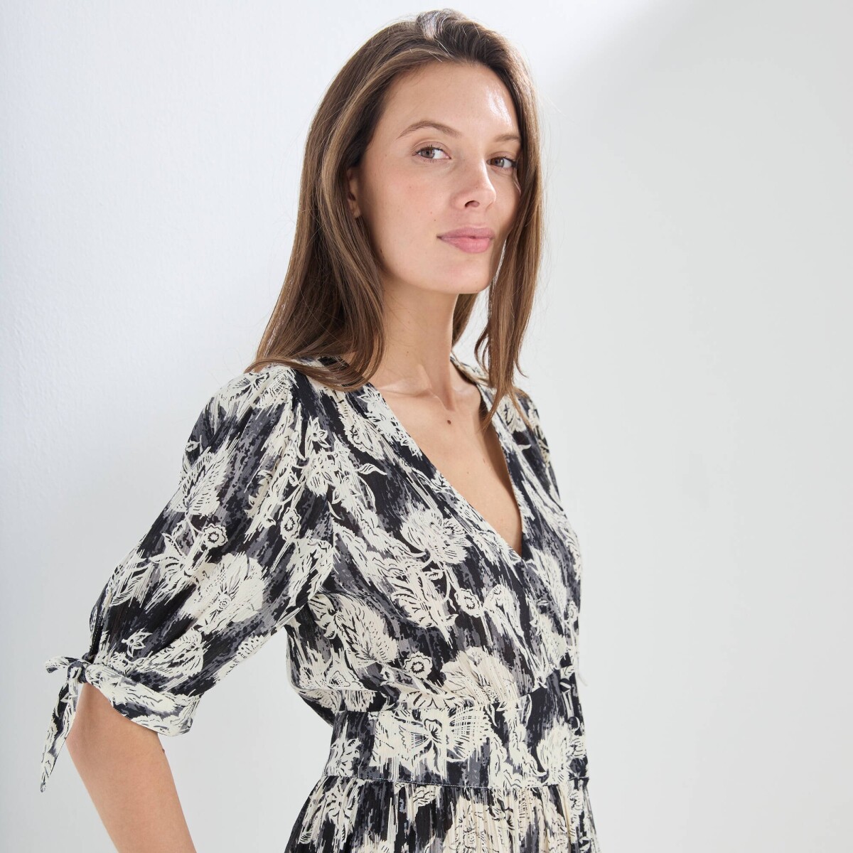 Dlhé rozšírené krepónové šaty na gombíky s potlačou čierna/biela 054 Blancheporte