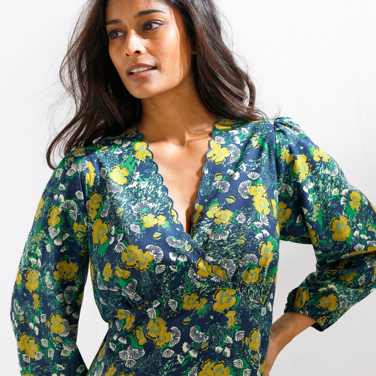 Krátke šaty s potlačou a zavinovacím výstrihom modrosivá 036 Blancheporte