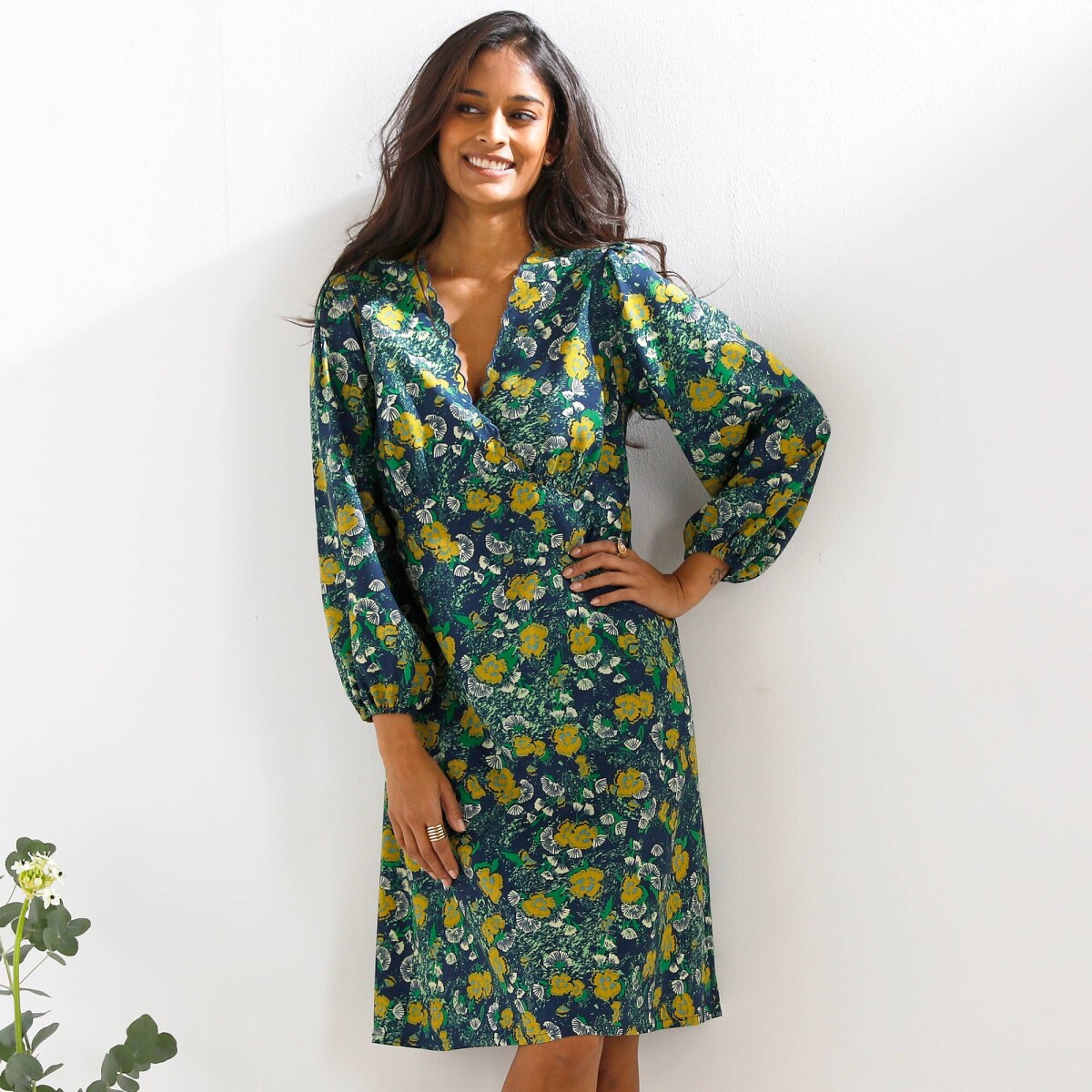 Krátke šaty s potlačou a zavinovacím výstrihom modrosivá 036 Blancheporte