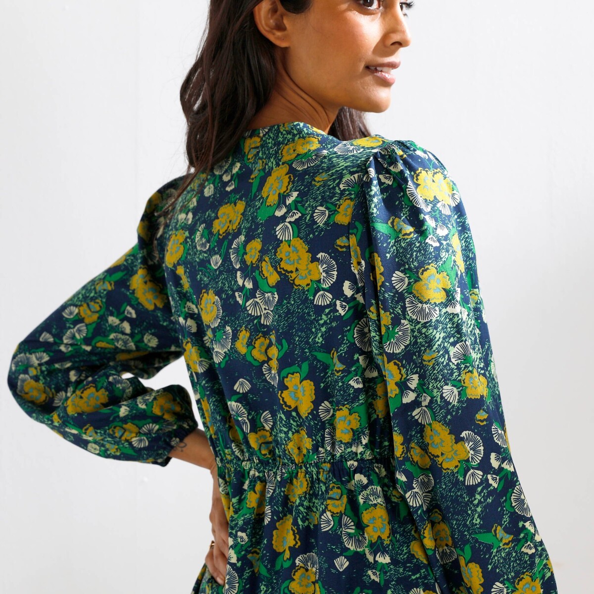 Krátke šaty s potlačou a zavinovacím výstrihom modrosivá 036 Blancheporte