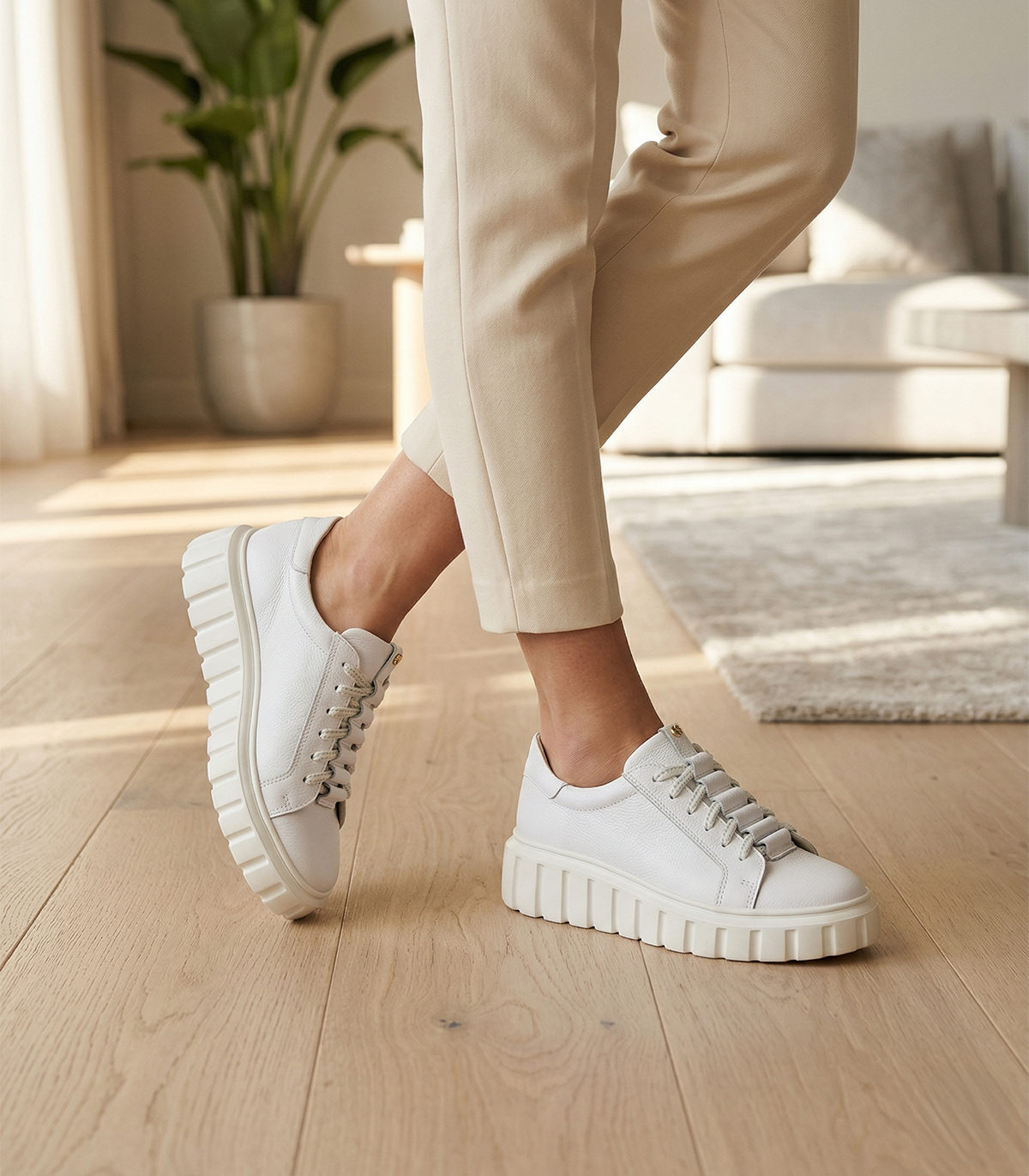 OLIVIA SHOES Biele tenisky s nariasením na jazyku na podošve ML38 8000