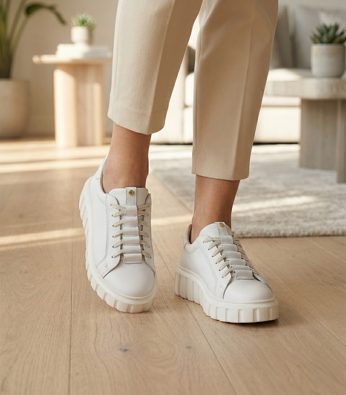 OLIVIA SHOES Biele tenisky s nariasením na jazyku na podošve ML38 8000