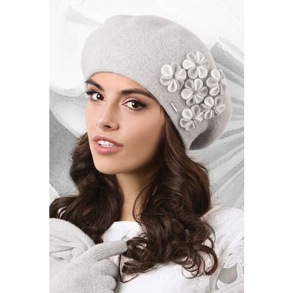 Kamea Svetlošedá luxusná elegantná dámska zimná baretka s kvietkami 46519748
