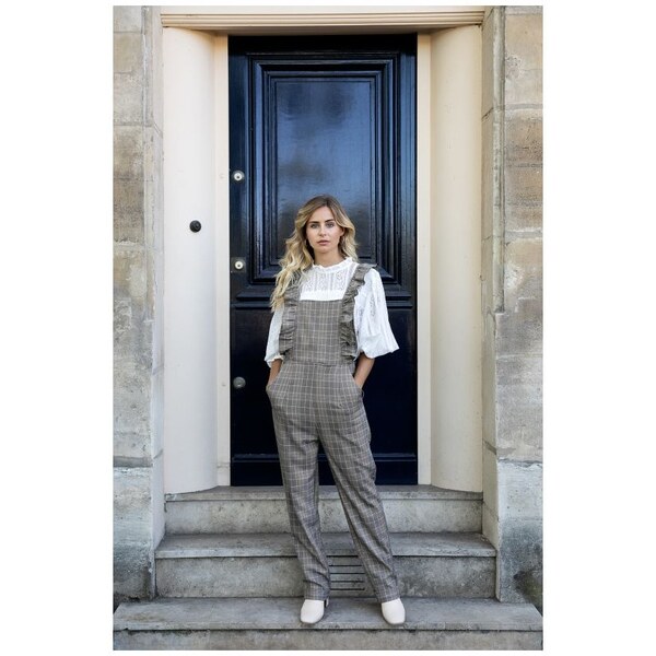 LOVIE & Co Kárované čierne nohavice s náprsenkou 18757529