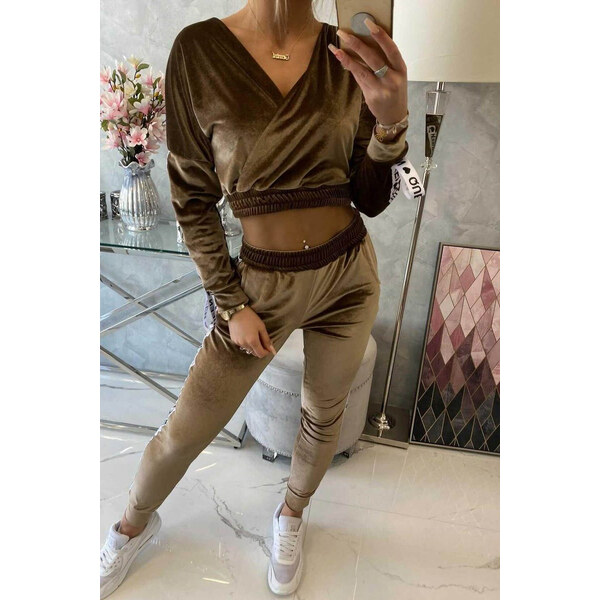 MladaModa Zamatová súprava s crop-topovou mikinou Queen farba 22733100