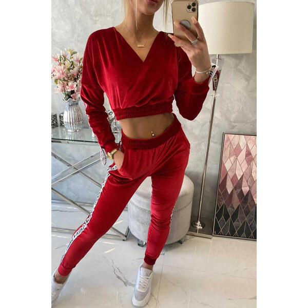 MladaModa Zamatová súprava s crop-topovou mikinou Queen červená 22733101