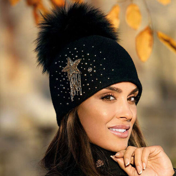 KRUMLOVANKA Dámska čiapka s brmbolcom W-0046/018 čierna 60136423