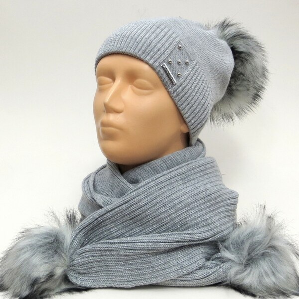 Dámsky set zateplená čiapka a šál s brmbolcami- sivý 28818720