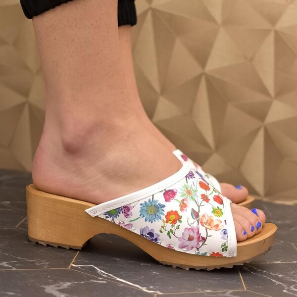 JOHN-C Dámske kožené biele kvietkované dreváky AFRA 25158606