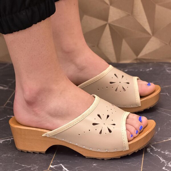 JOHN-C Dámske kožené bežové dreváky AFRA 24705517