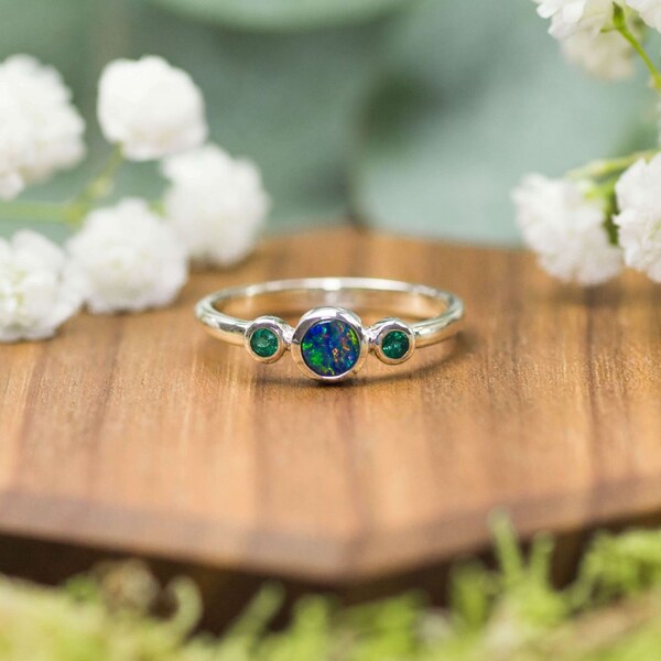 SPIRIT OF ISLAND Strieborný prsteň s opálom a smaragdmi Universe 33515576