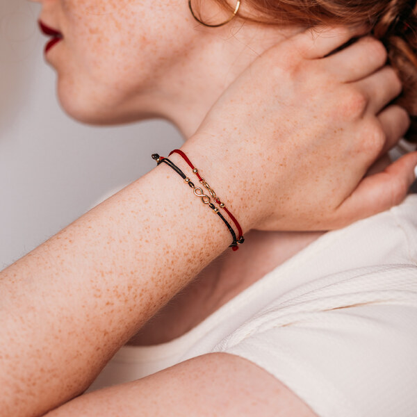 Lillian Vassago Náramok so zlatým nekonečnom na čiernej textilnej 37068010